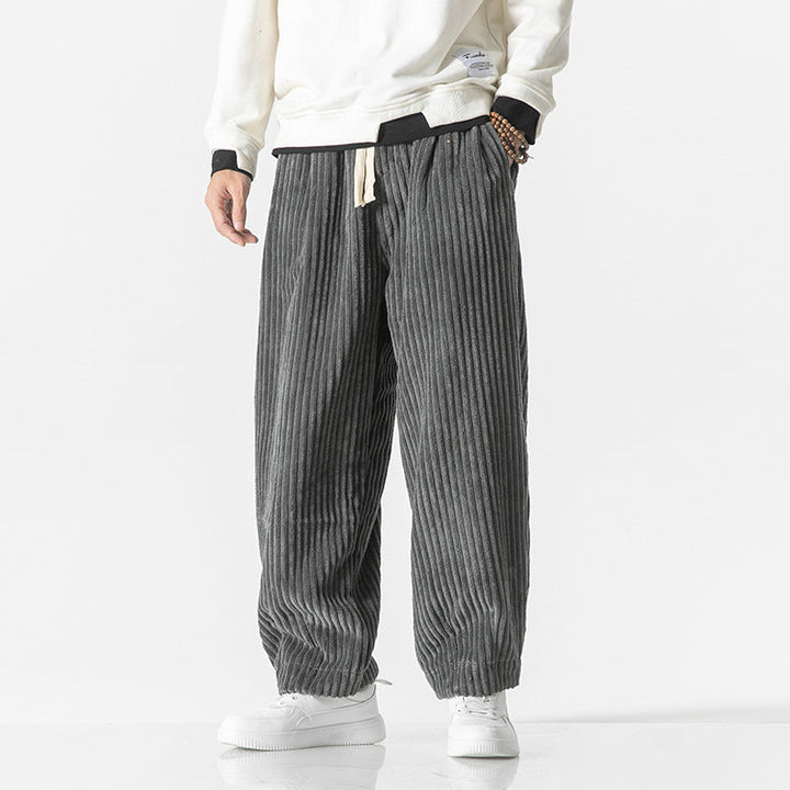 Image d'un homme portant un pantalon long moderne, confortable et élégant pour un style urbain et durable.