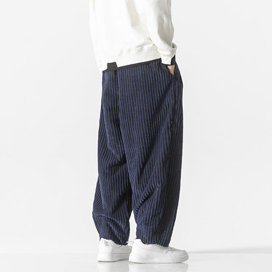 Pantalon homme durable, tissu résistant, parfait pour un style urbain moderne et confortable en automne.