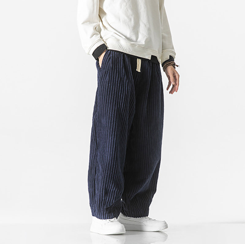 Pantalon long homme au design moderne, parfait pour une élégance urbaine quotidienne et un confort durable.