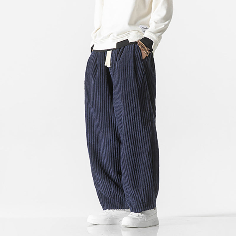 Pantalon homme automne, coupe longue et moderne, alliant confort durable et élégance urbaine pour soirée.