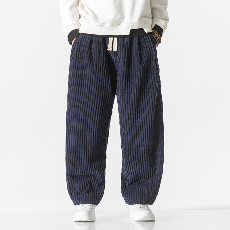 Pantalon homme moderne, tissu de qualité, offrant élégance urbaine et confort durable pour l'automne.