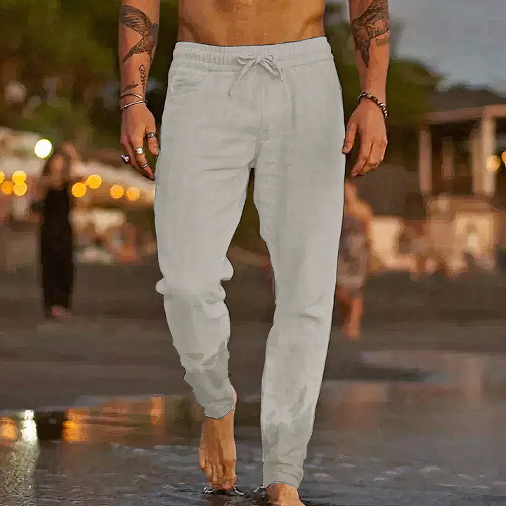 Homme élégant en pantalon léger et respirant. Tenue estivale casual et confortable.