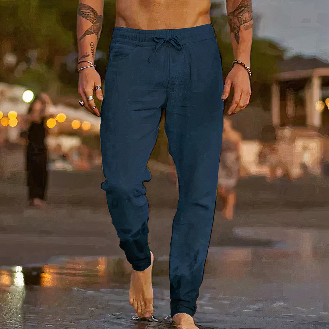 Détail du dos du pantalon homme décontracté, léger et respirant pour l'été. Style mode masculine.