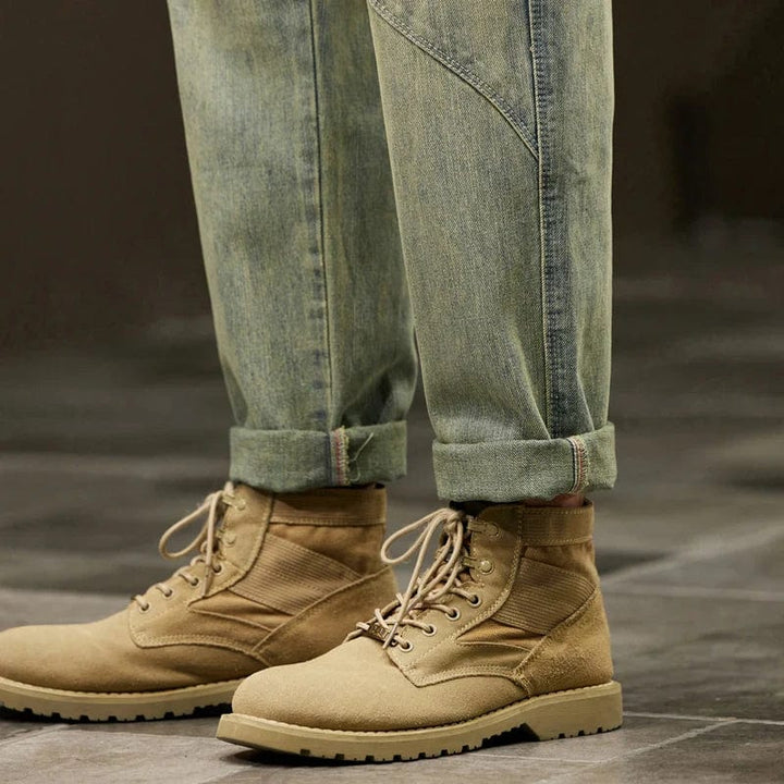Pantalon homme rétro durable, vert olive, look élégant et décontracté.