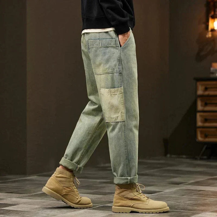 Pantalon rétro homme vert olive, essentiel de la mode masculine, style intemporel.