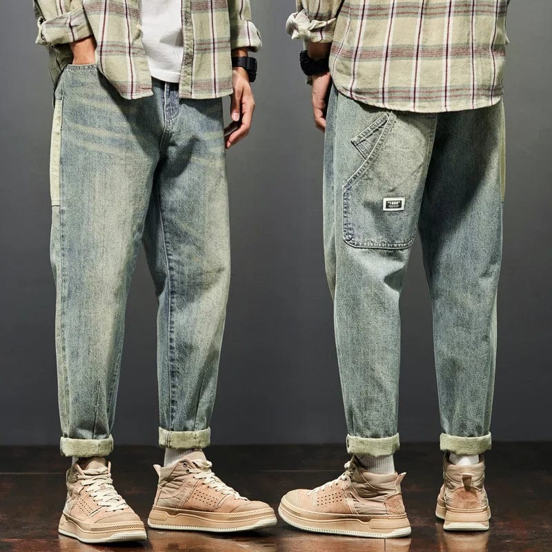Élégant pantalon homme rétro bleu délavé, coupe droite, alliant confort et style durable.