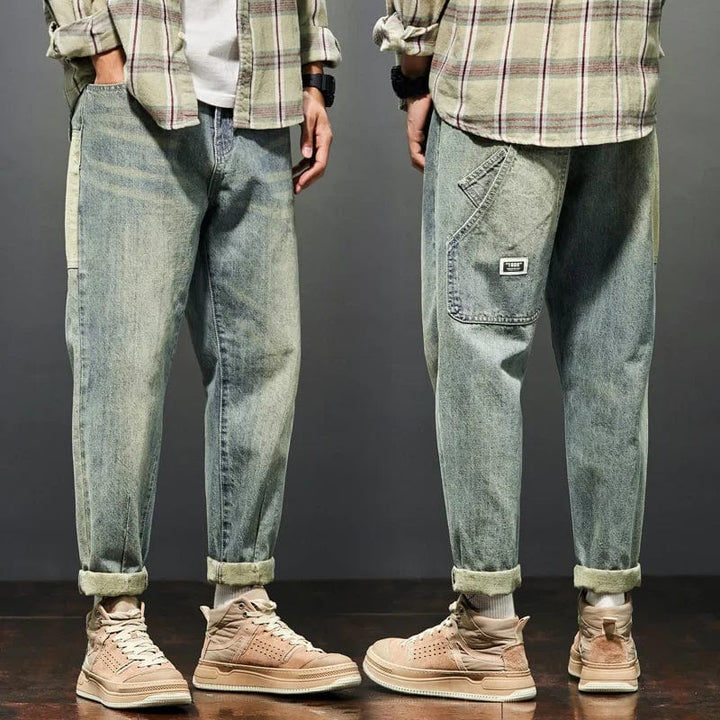Élégant pantalon homme rétro bleu délavé, coupe droite, alliant confort et style durable.