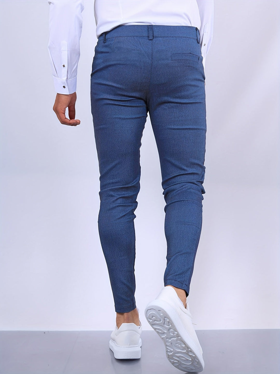 Pantalon homme slim fit élégant, coupe moderne et affinée.  Parfait pour le bureau.