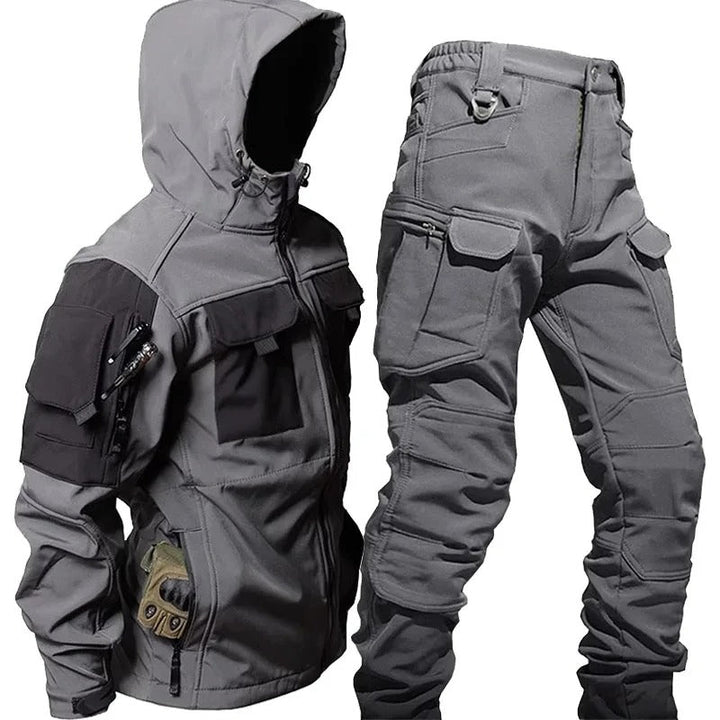 "Pantalon imperméable élégant avec capuche, homme, gris, protection pluie, style moderne"