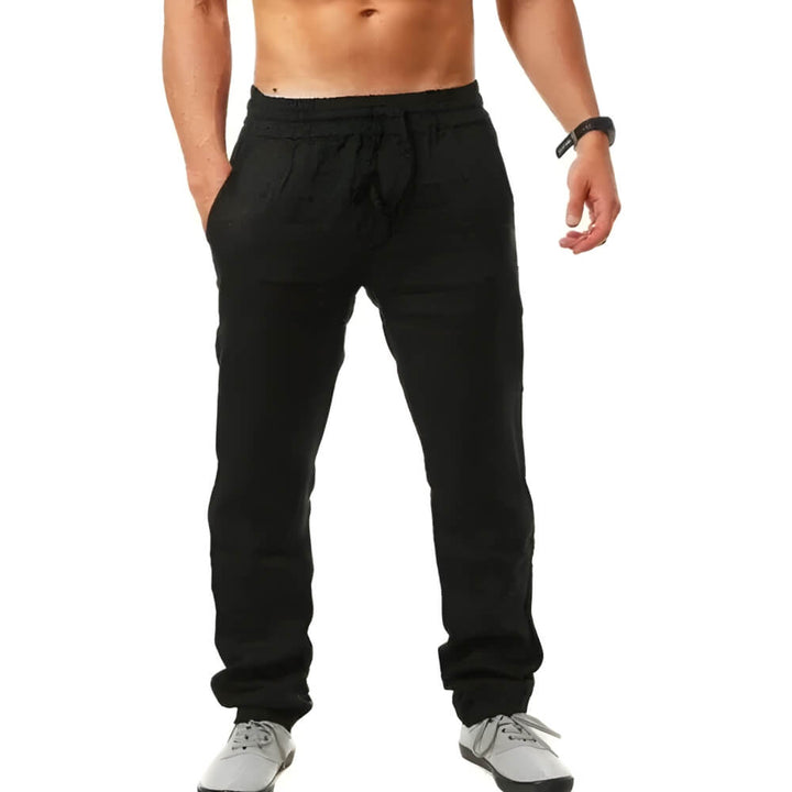Homme portant un pantalon jogger ample léger, parfait pour une tenue décontractée et stylée printemps-été.