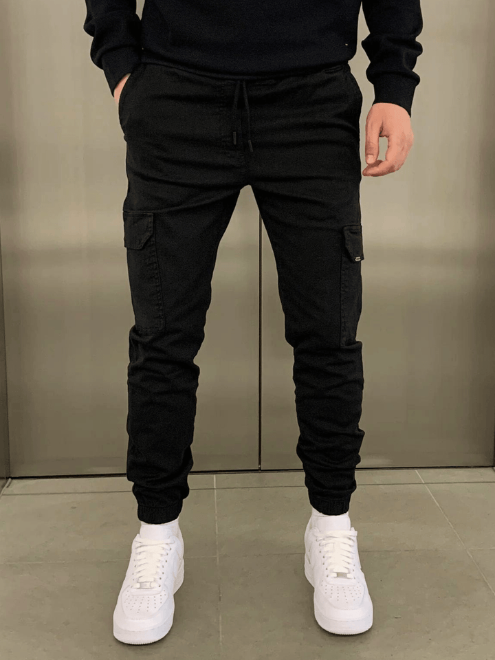 Pantalon jogger cargo homme ajusté, style urbain moderne et confortable pour le quotidien.