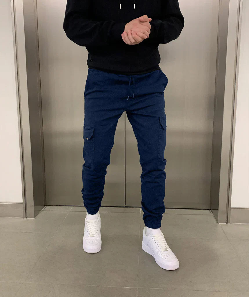 Pantalon jogger cargo homme, coupe ajustée moderne, alliant style urbain et confort.