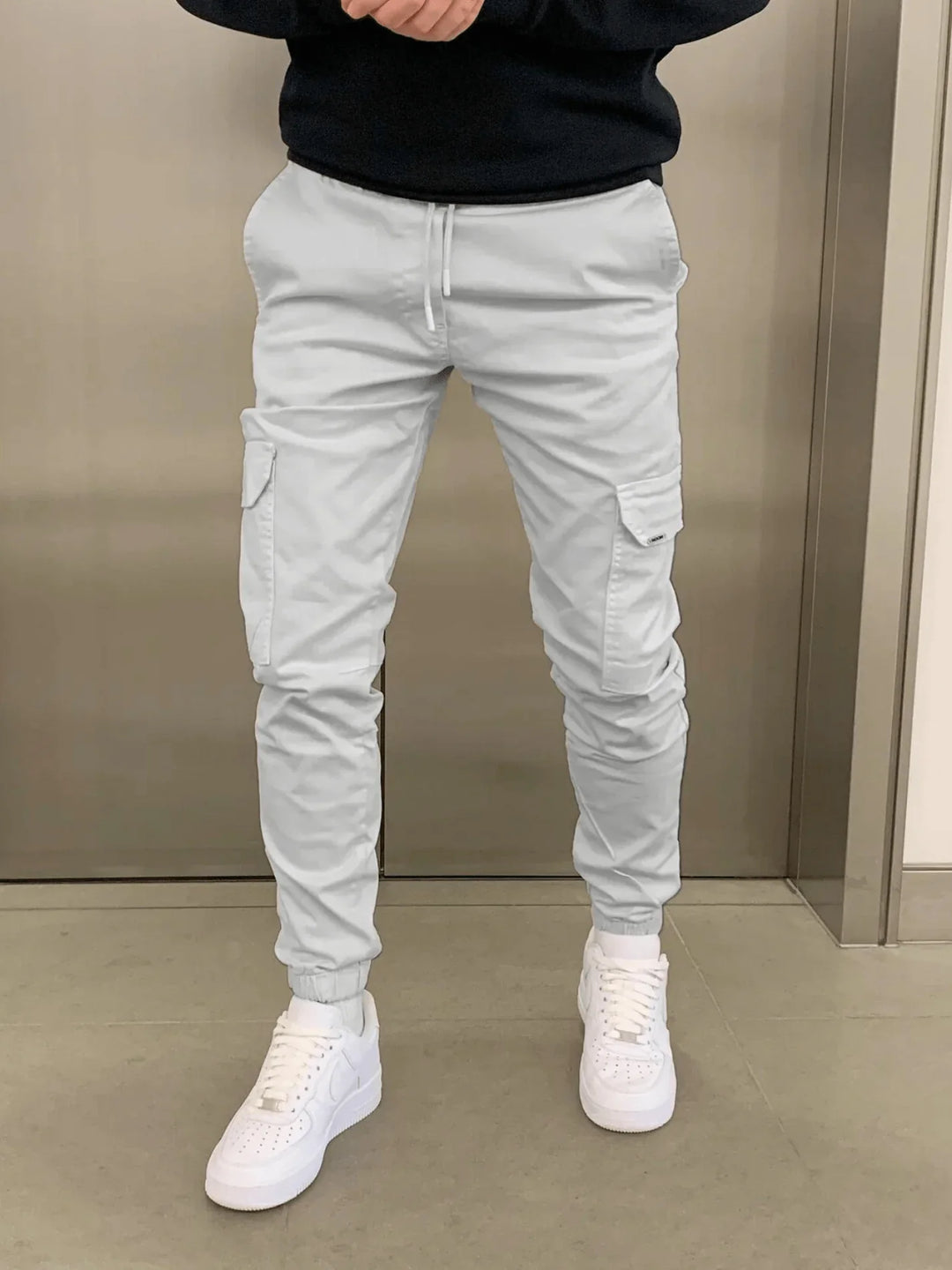 Pantalon cargo jogger homme ajusté, couleur unie, look décontracté chic et polyvalent.