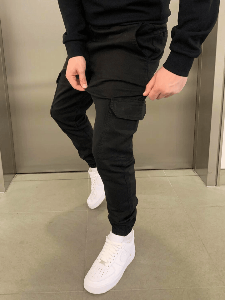 Jogger cargo homme avec poches multiples, coupe ajustée, idéal pour un look décontracté casual chic.