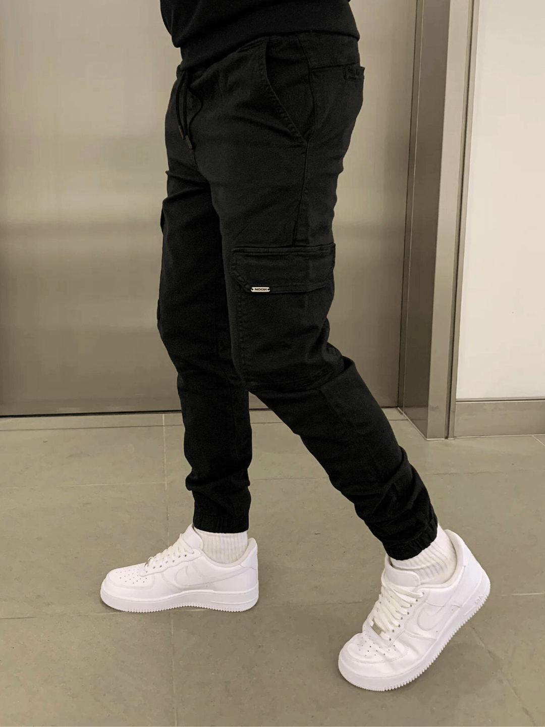 Pantalon cargo homme moderne et confortable, polyvalent pour un style urbain et décontracté.