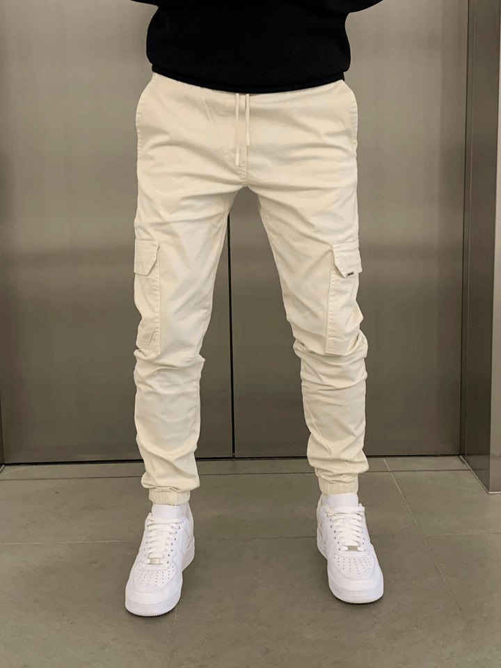 Homme portant un pantalon jogger cargo ajusté, parfait pour la mode masculine et le confort quotidien.
