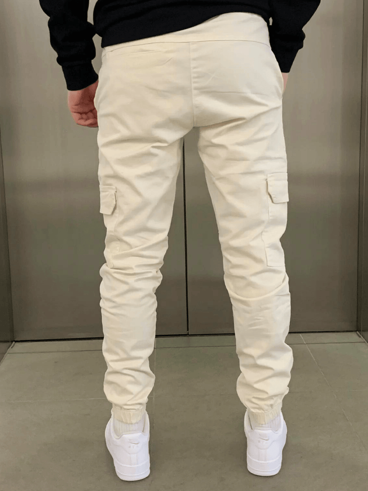 Bas homme pantalon cargo ajusté, poches fonctionnelles, offrant un look décontracté chic et pratique.