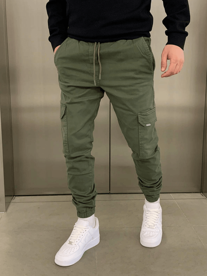Pantalon jogger homme ajusté, coupe moderne, parfait pour un style urbain et décontracté.