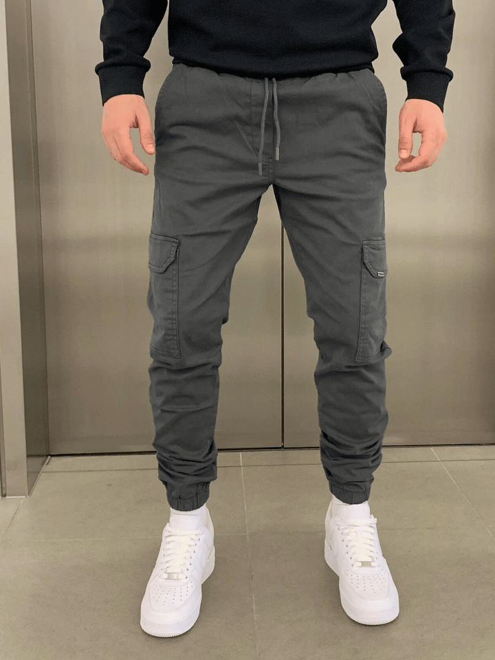 Confortable pantalon cargo homme ajusté, style décontracté, idéal comme vêtement homme polyvalent.