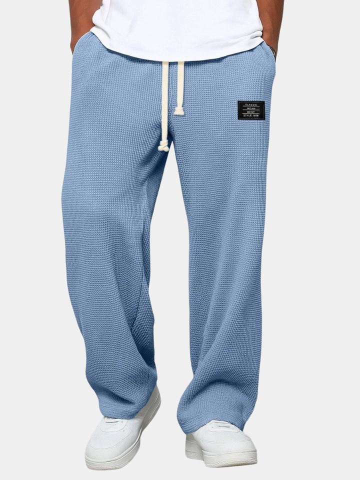 Pantalon jogger homme décontracté gris à texture gaufrée, idéal pour un confort quotidien.