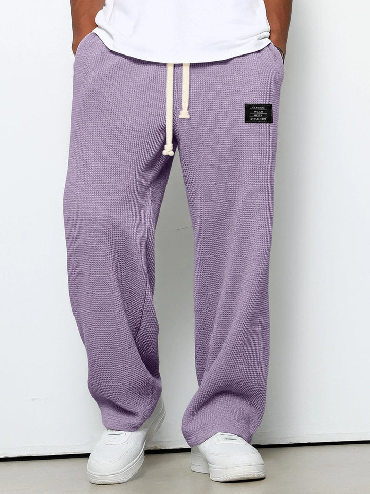 Pantalon gaufré homme gris, style casual chic, confortable pour le printemps et l'été.