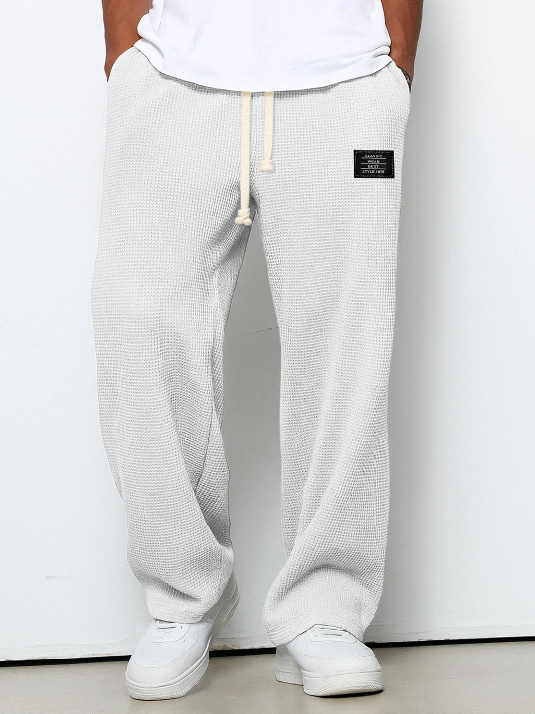 Homme portant un pantalon gaufré confortable, coupe décontractée, mode printemps-été.