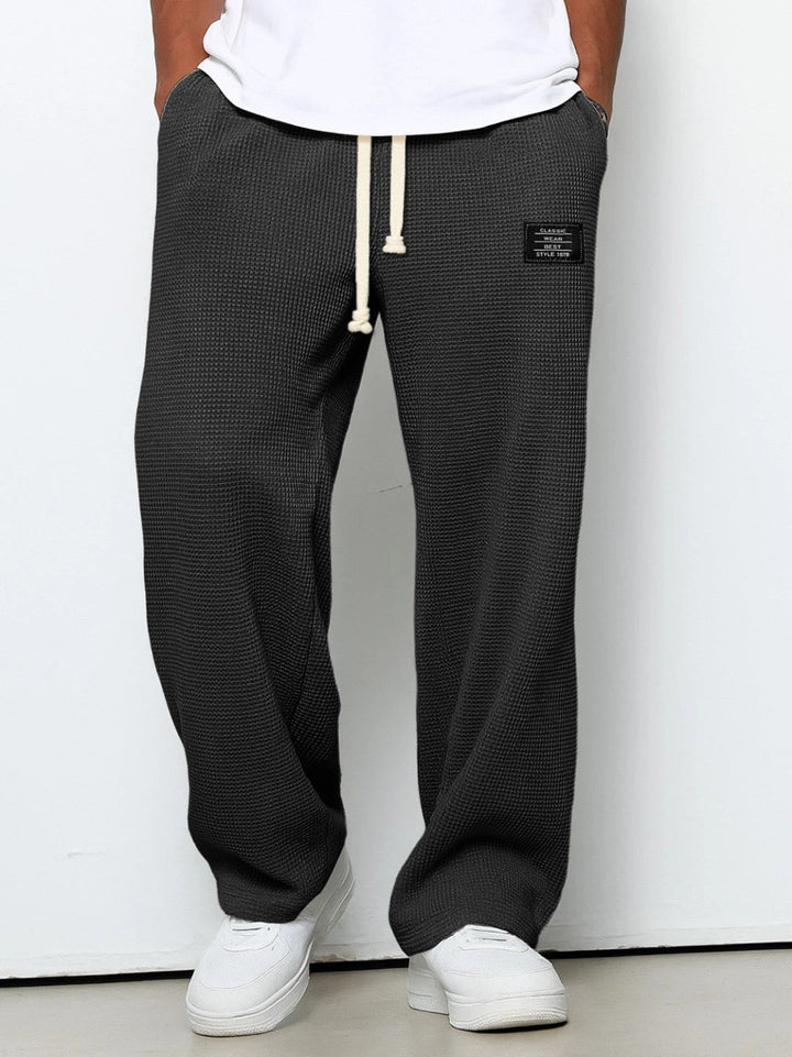 Vue de dos d'un pantalon jogger homme gaufré, coupe décontractée, parfait pour le quotidien.