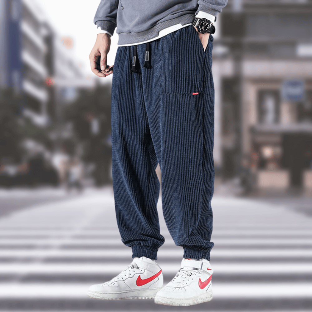 Jogger homme bleu en velours côtelé, décontracté et mode, parfait pour un look moderne.