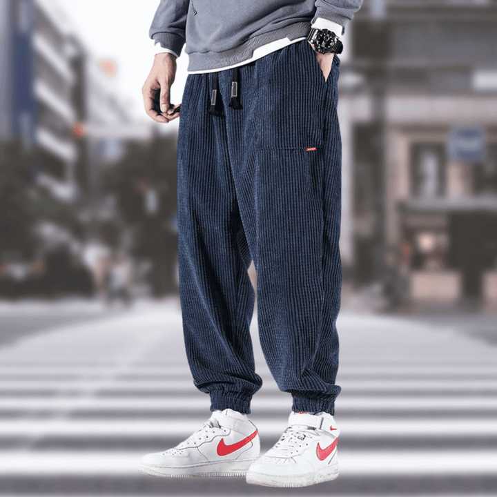 Jogger homme bleu en velours côtelé, décontracté et mode, parfait pour un look moderne.