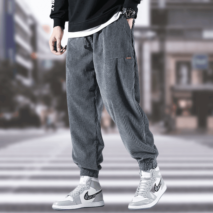 Bas homme gris en velours côtelé, style jogger moderne, confortable et polyvalent.