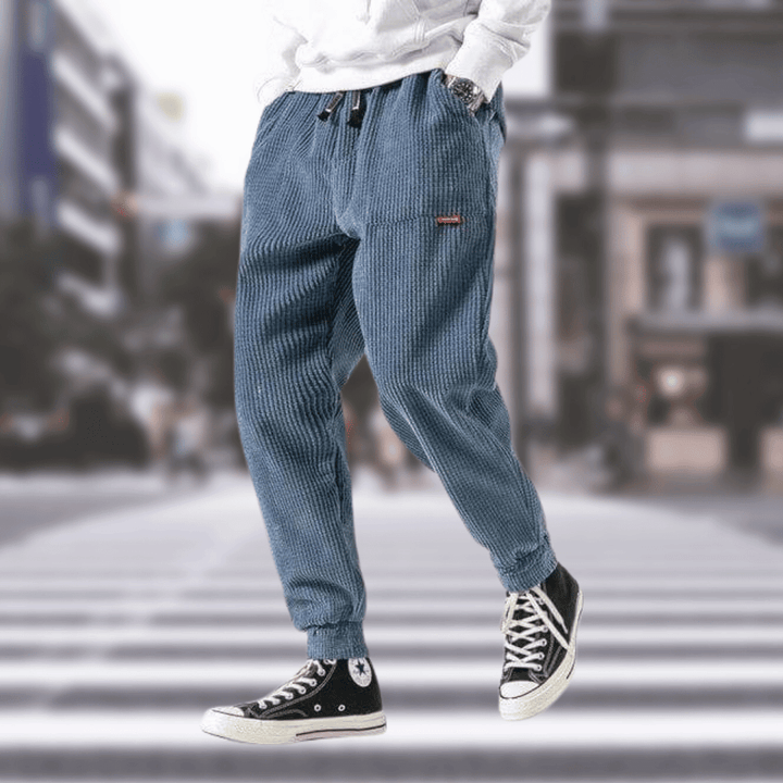 Pantalon jogger homme velours côtelé, chic et confortable, idéal pour un look décontracté-chic.