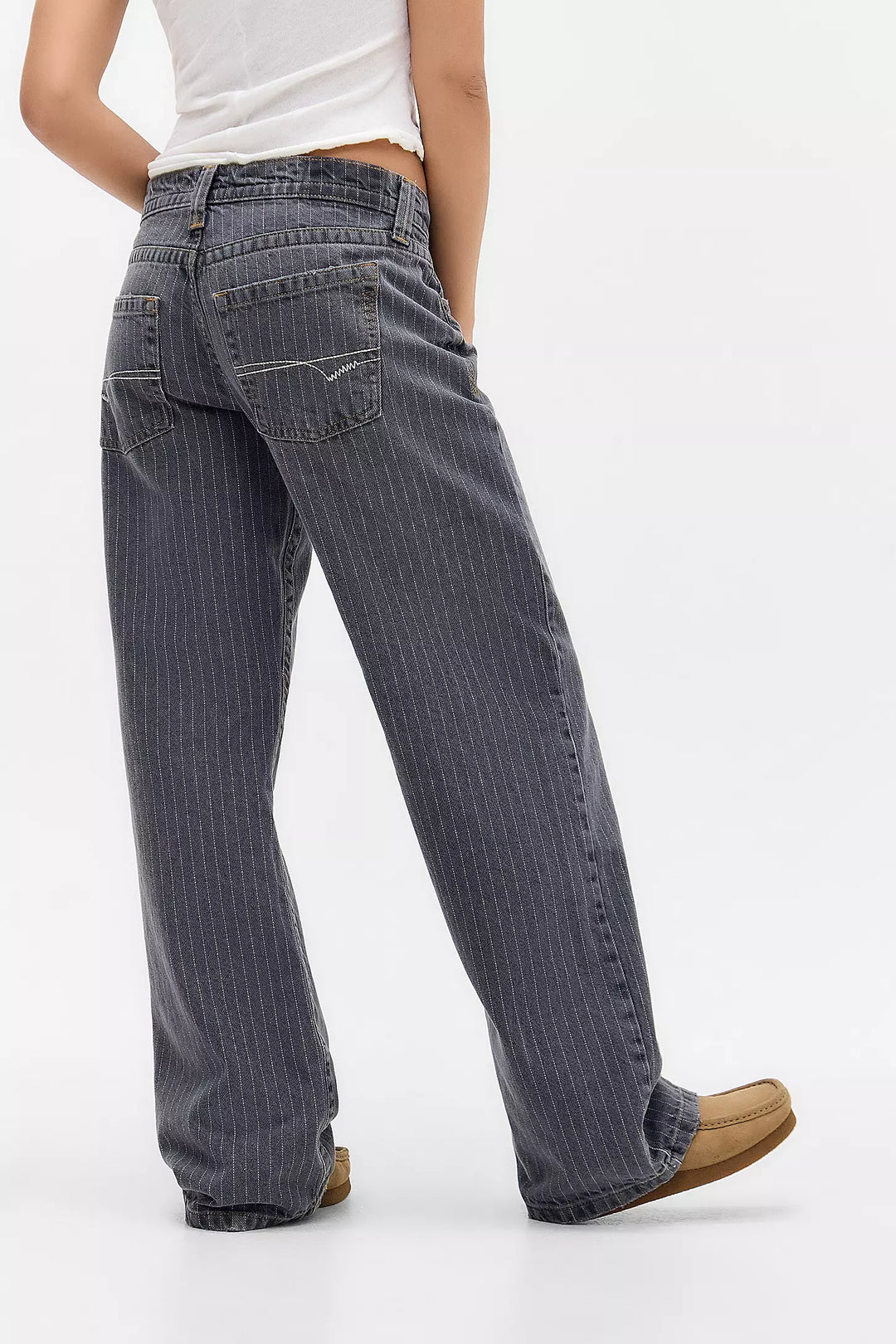 Pantalon large droit femme gris, idéal pour un confort chic et une allure mode printemps-été élégante.