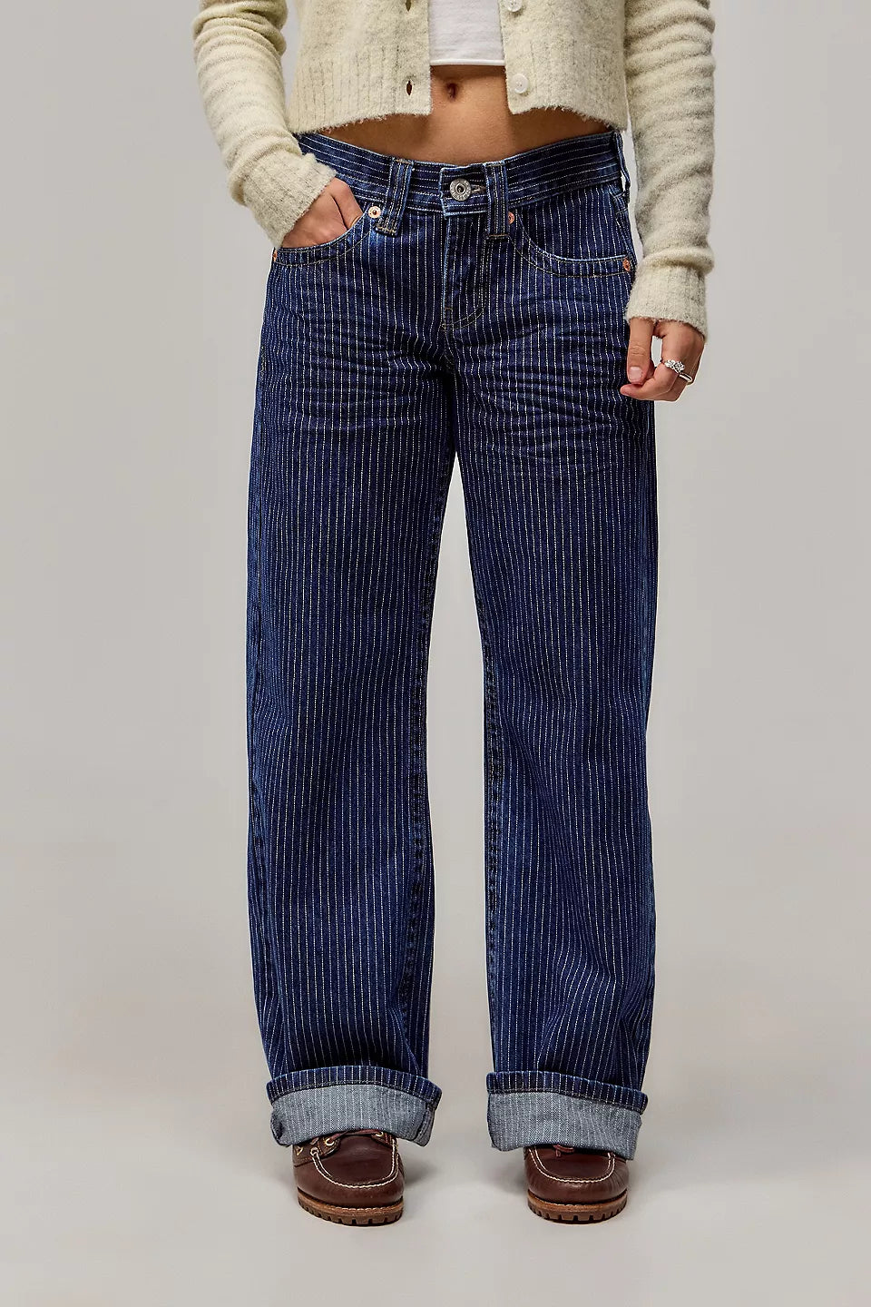 Pantalon large décontracté femme bleu, coupe droite polyvalente pour élégance et confort toute saison.