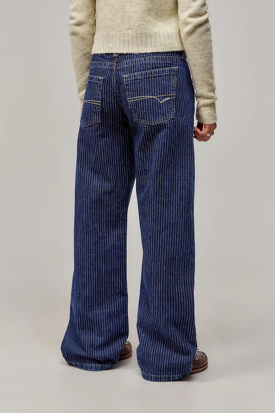 Pantalon large fluide femme coupe droite, alliant confort décontracté et allure élégante pour la mode.
