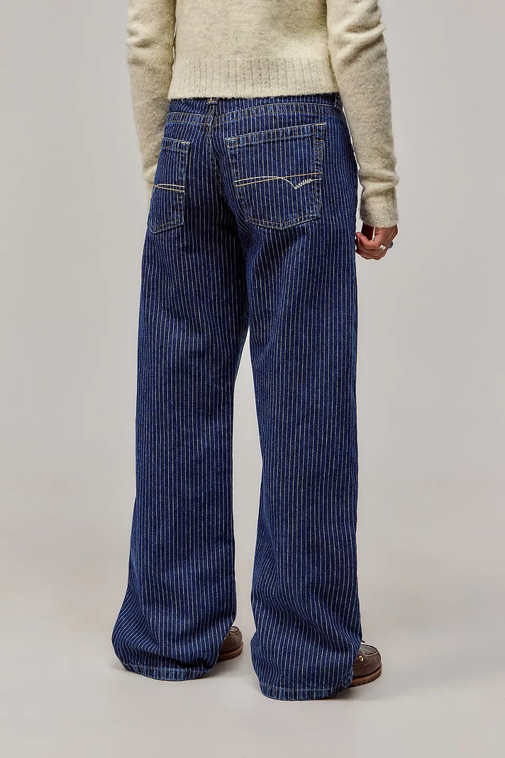Pantalon large fluide femme coupe droite, alliant confort décontracté et allure élégante pour la mode.