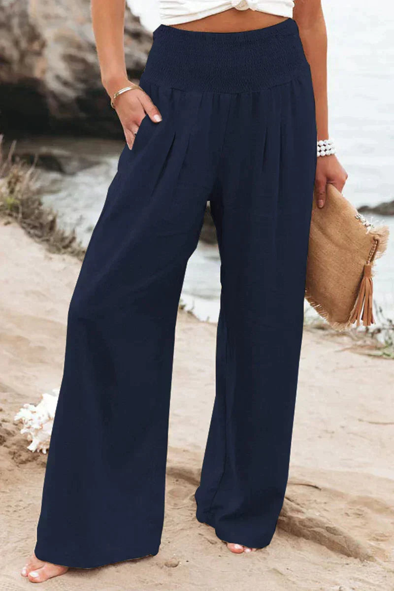 Femme portant un pantalon large et fluide, très confortable. Idéal pour un look urbain chic et élégant.