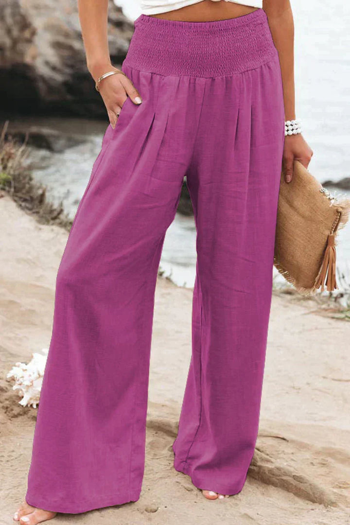 Détail de la texture douce du pantalon large femme en coton-lin, offrant confort et élégance décontractée.