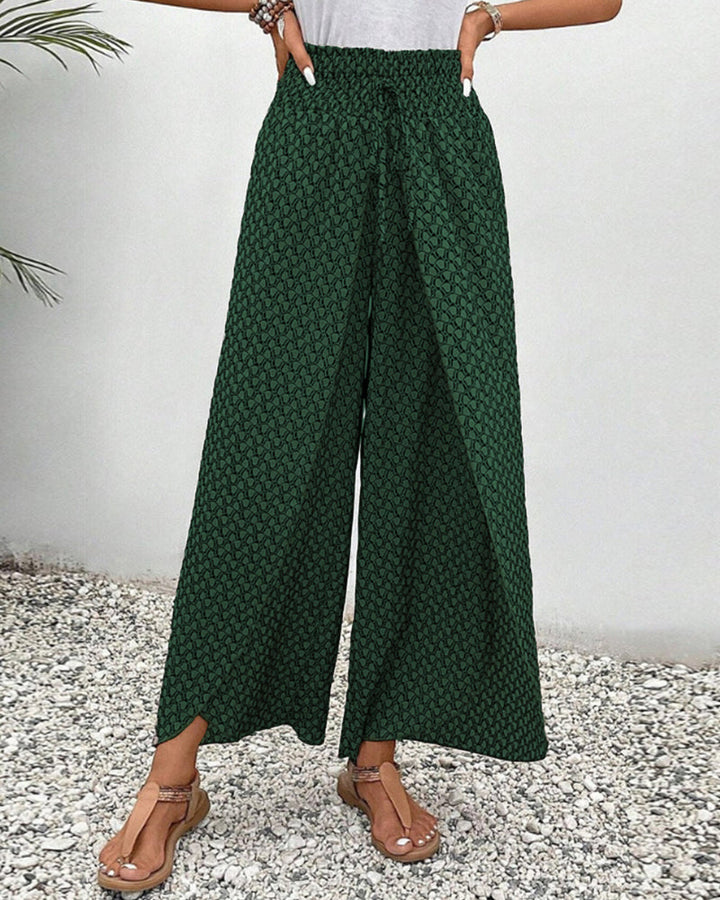 Pantalon fluide femme, coupe large et confortable, idéal pour un look décontracté chic.