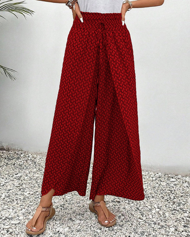 Silhouette femme portant un pantalon large fluide noir, élégant et moderne.