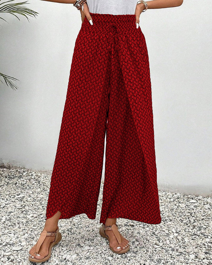 Silhouette femme portant un pantalon large fluide noir, élégant et moderne.