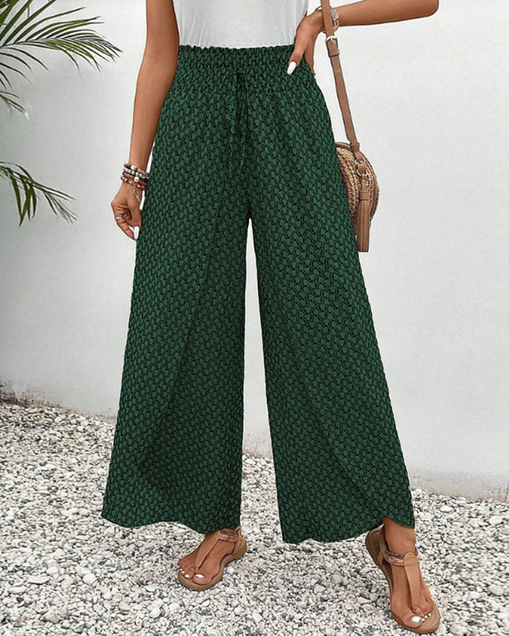 Vêtement femme chic : pantalon large fluide, confortable et polyvalent pour toute occasion.