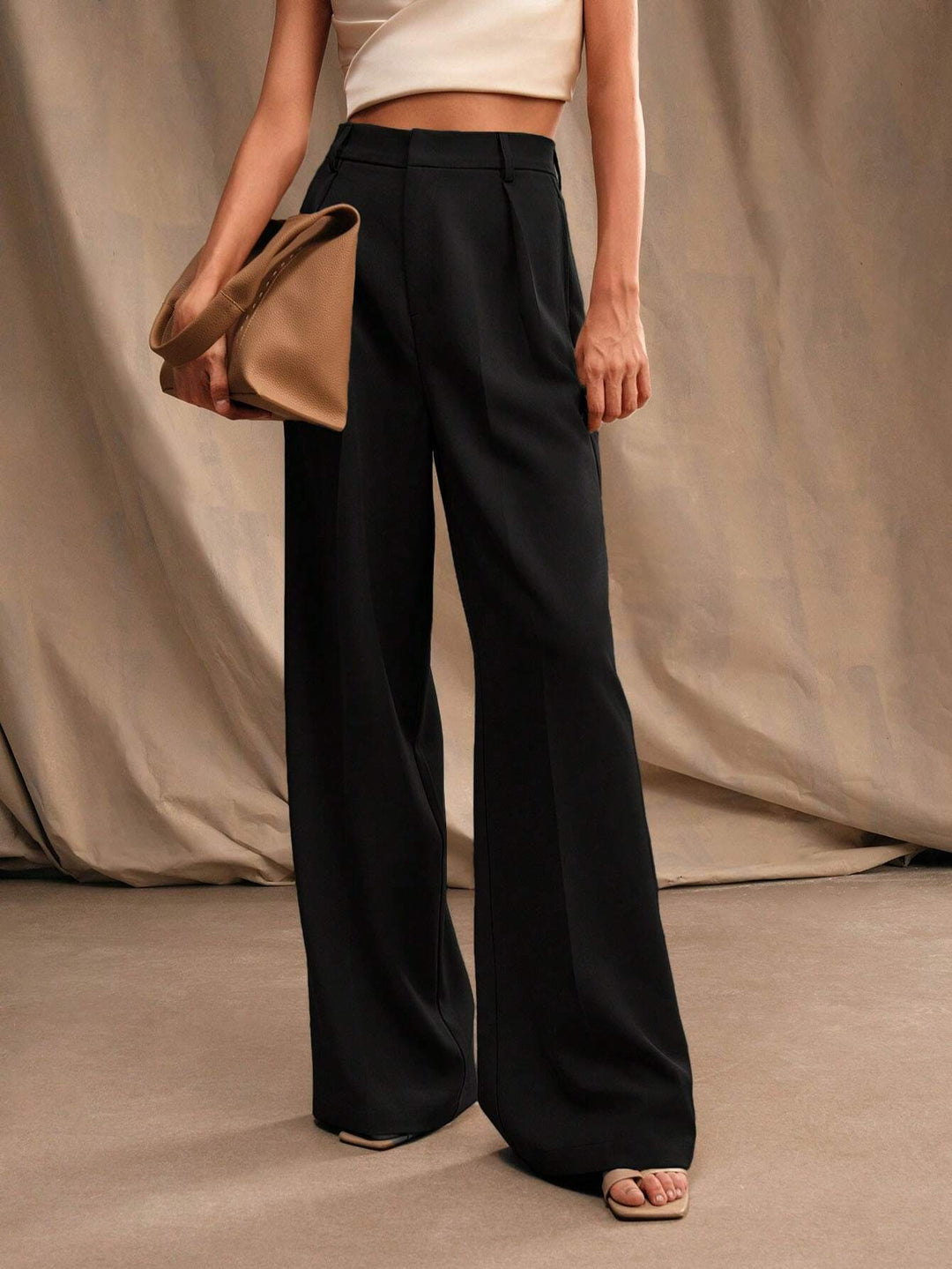 Pantalon large plissé taille haute femme, élégant et confortable pour un look chic au bureau.