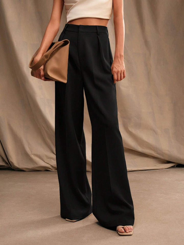 Pantalon large plissé taille haute femme, élégant et confortable pour un look chic au bureau.
