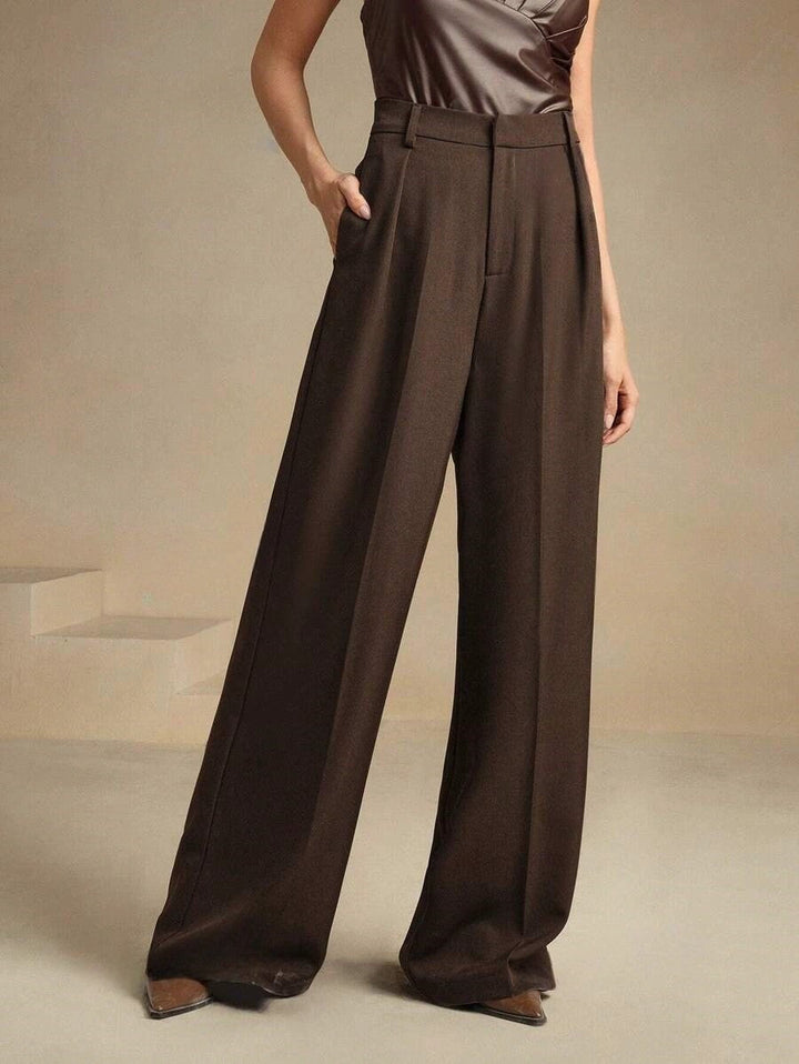 Pantalon large plissé taille haute femme, pièce maîtresse d'une garde-robe élégante.