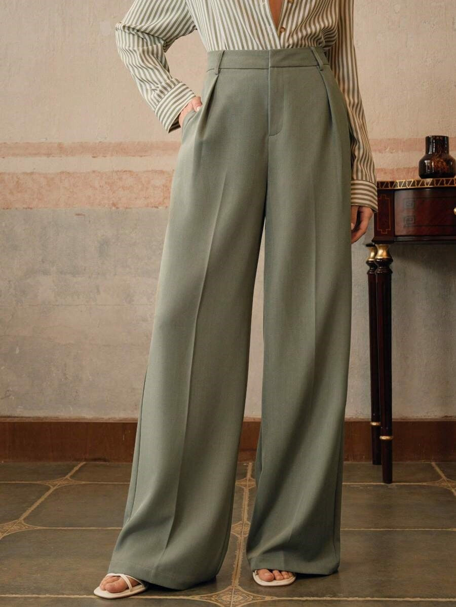 Confort ultime avec ce pantalon large plissé taille haute femme, alliant style et aisance au quotidien.