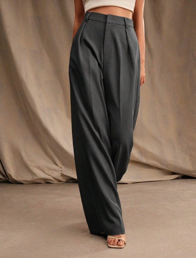 Taille haute flatteuse d'un pantalon large plissé, idéal pour une silhouette élégante.