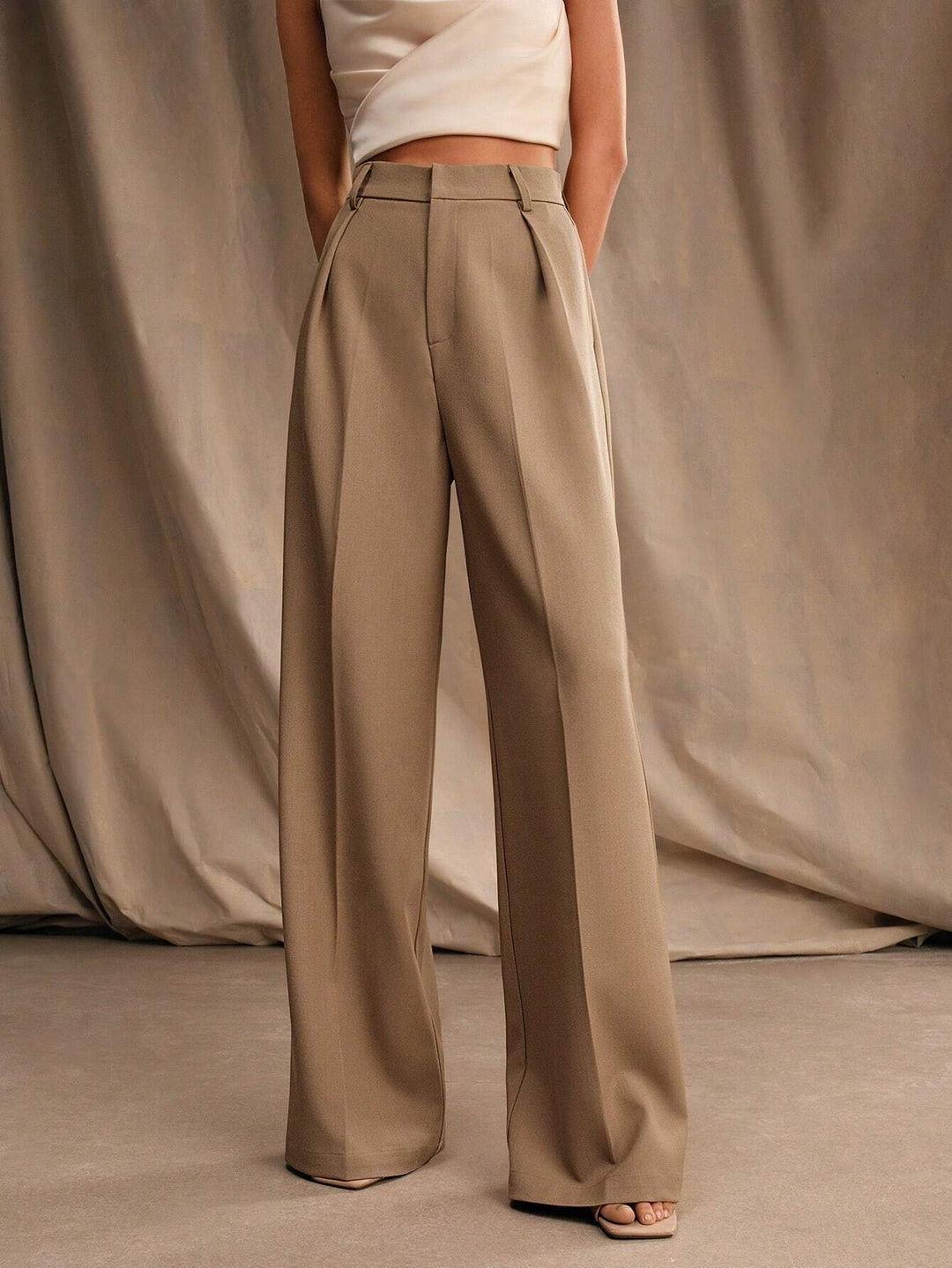 Tissu fluide et plissé d'un pantalon large femme, confort et élégance pour toutes occasions.