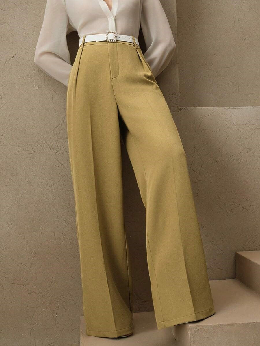 Vue de dos d'un pantalon large plissé taille haute femme, silhouette élégante et moderne.