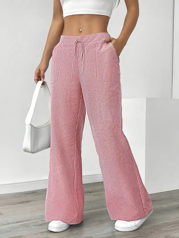 Look estival : pantalon large rayé femme, léger et chic.