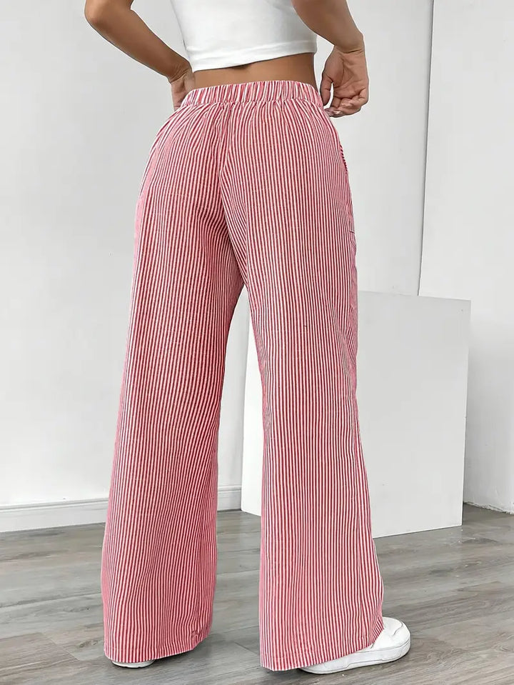 Pantalon décontracté femme, rayures élégantes, idéal pour l'été.